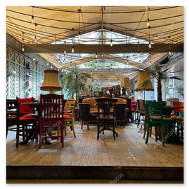 Interior de restaurant cu iluminat cald și zonare clară