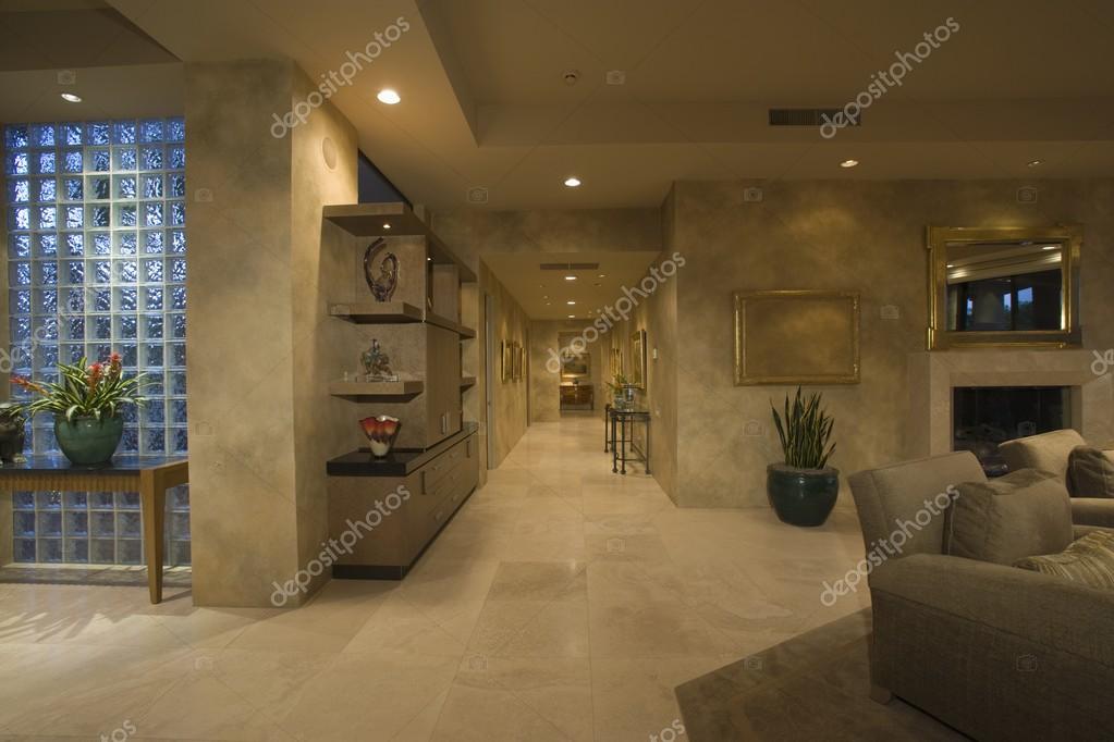 Interior casă pe un nivel, lemn și lumină caldă