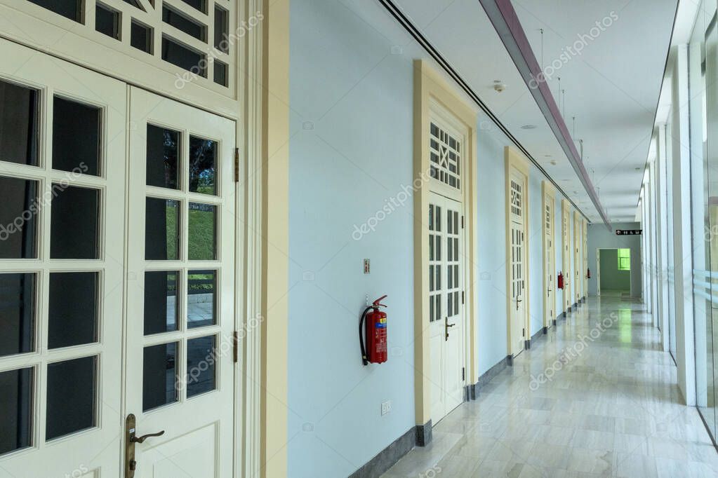 Hol istoric restaurat cu plinte și pardoseli refăcute