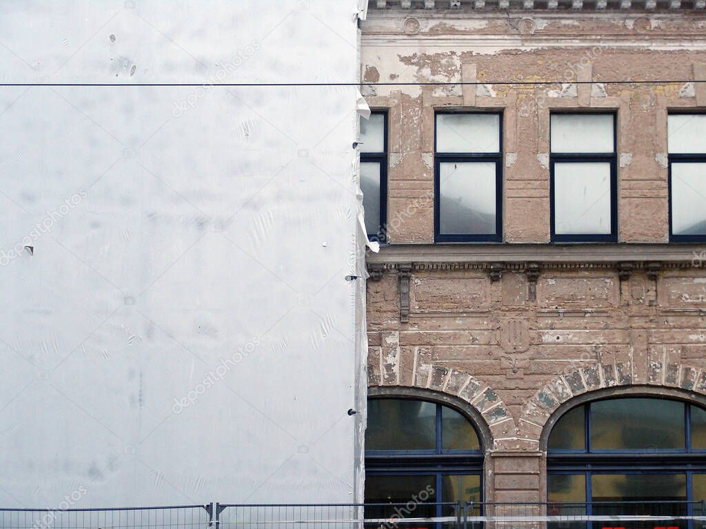 Fațadă istorică restaurată, cromatică atent aleasă