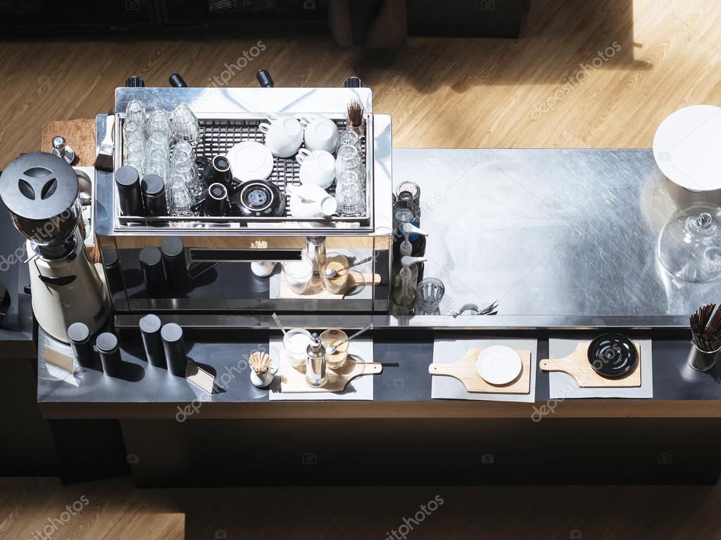 Bistro urban cu tejghea și zonă de servire rapidă