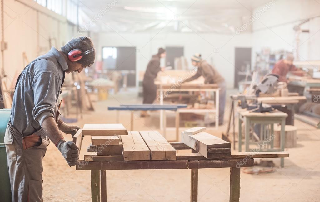 Atelier de tâmplărie cu lemn masiv si unelte